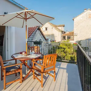 Zlatin Dvor - For 3, Terrace, Center, At 5-min, Bike Friendly Apartament